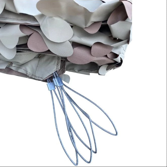 Sangles élastiques bleues sortant d’un camouflage désert sable, motif rond multicolore sur le tissu. Filet léger lié au camouflage CamoJardin® S-Cut Steel – Désert Sable.