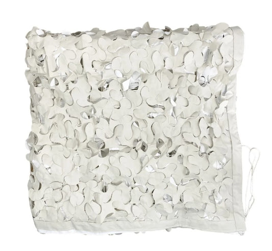 Filet de camouflage CamoJardin® S-Cut – Snow Blanc, filet décoratif blanc clair avec motifs en forme de pétales.