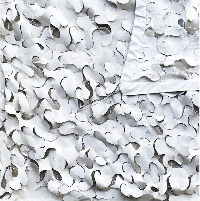 Filet de camouflage CamoJardin® S-Cut Steel – Snow Blanc motif composé de morceaux blancs en forme curviligne sur fond clair, texture rayée.