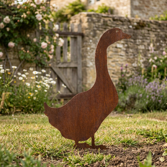 Le jars seul en métal dans un jardin de campagne