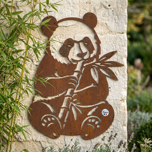 Silhouette de panda en acier brut Les Artisans du Jardin fixée sur un mur en pierre, style décoratif pour jardin