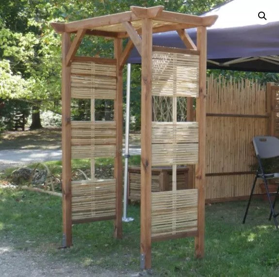 Arche de jardin en bambou et bois, fabrication artisanale française, structure ouverte avec stores en bambou suspendus et cadre en bois naturel.
