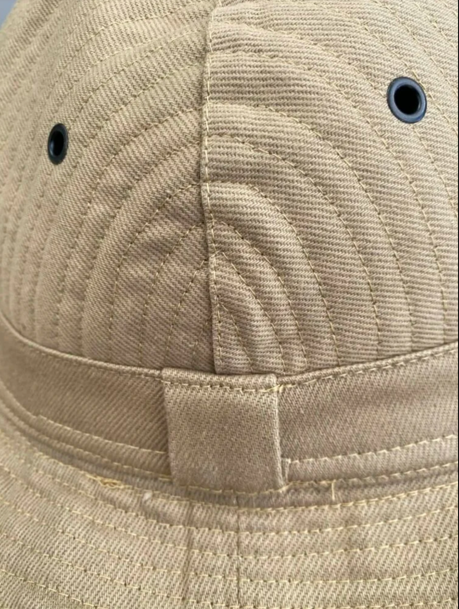 Détail des œillets d'aération du chapeau de brousse militaire