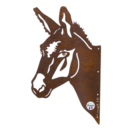 Silhouette d’un cheval en métal rouillé, profil gauche, bord décoratif avec rivets et étiquette « Fabriqué en France ».
