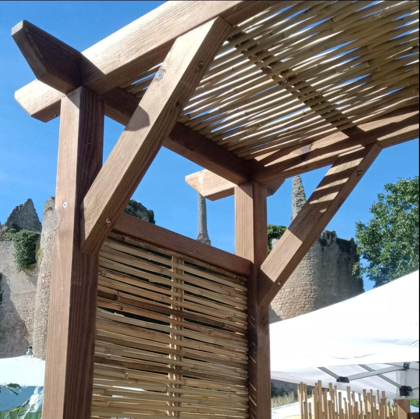 Arche de jardin en bambou et bois, structure artisanale française avec toit en lattes coupe-vent et pare-soleil horizontal.