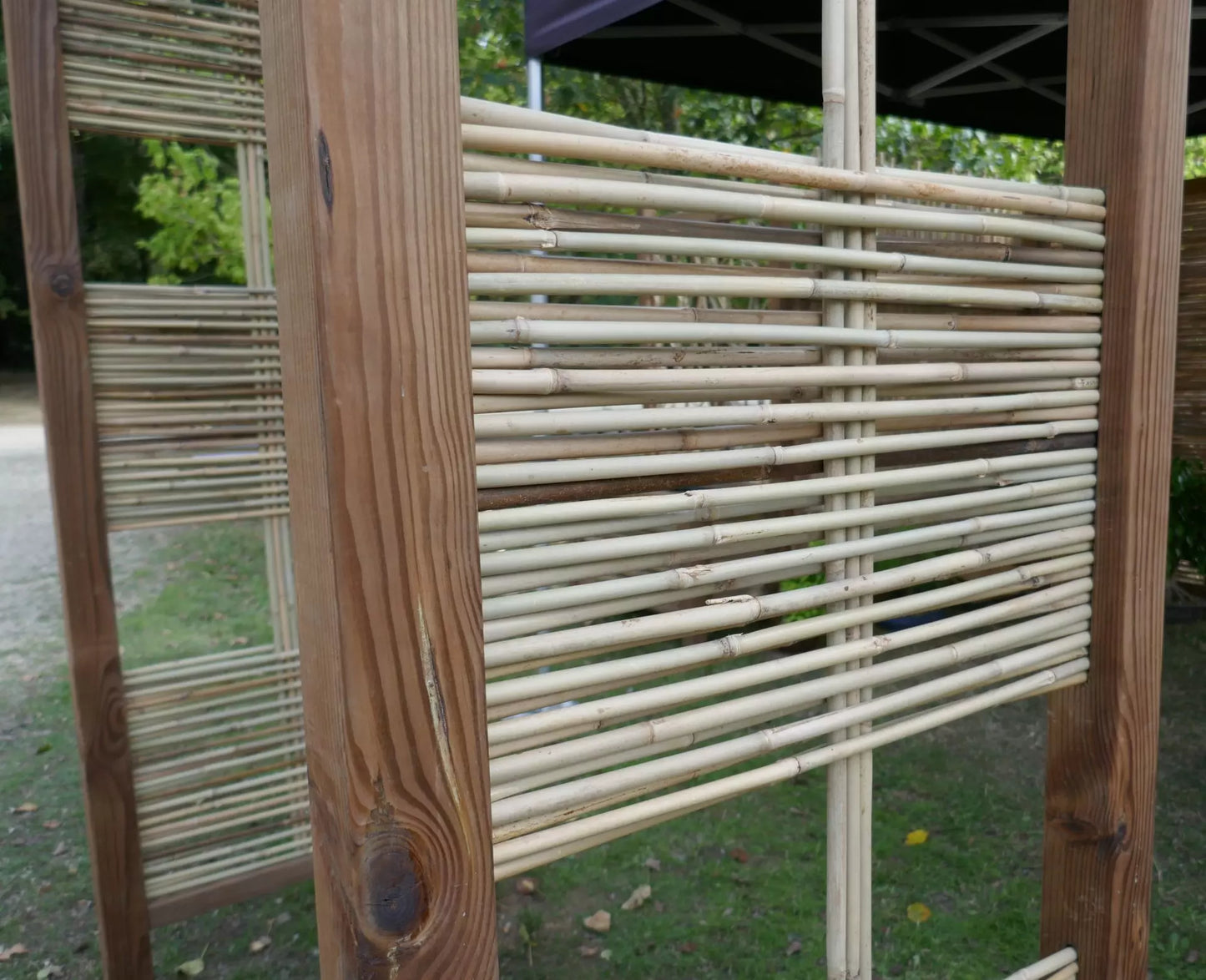 Arche de jardin en bois et bambou, fabrication artisanale française, structure avec lattes de bambou montées entre des montants en bois.