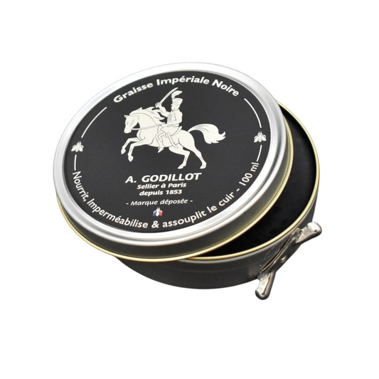 Graisse impériale A. Godillot Noire – pot rond de cuir, label noir et blanc avec cavalier à cheval, texte “Sacrse Impériale Noire” et détails français. Contenu: 100 ml. Entretien et protection du cuir. Fabrication française.