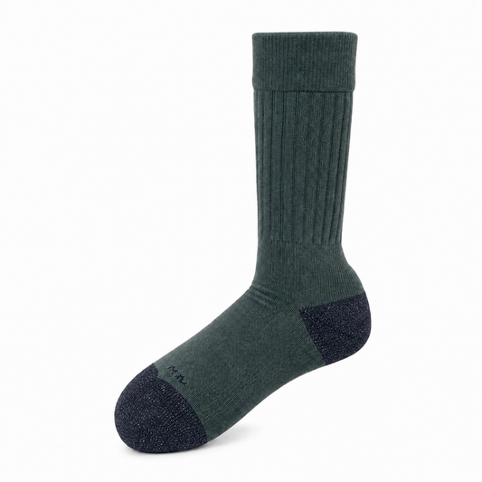 Chaussettes longues vert mousse en laine française, talon et orteils noir nuit, modèle Climat Tempéré Jardin, Chasse & Pêche.