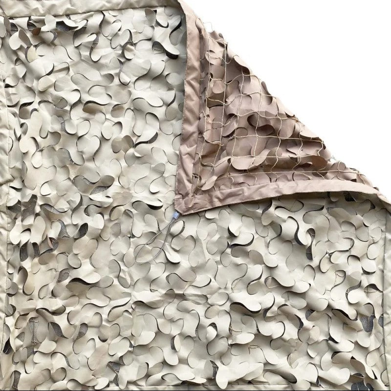 Filet de camouflage CamoJardin® S-Cut Steel – Désert Sable textile à motifs lunaires couvrant une veste militaire.