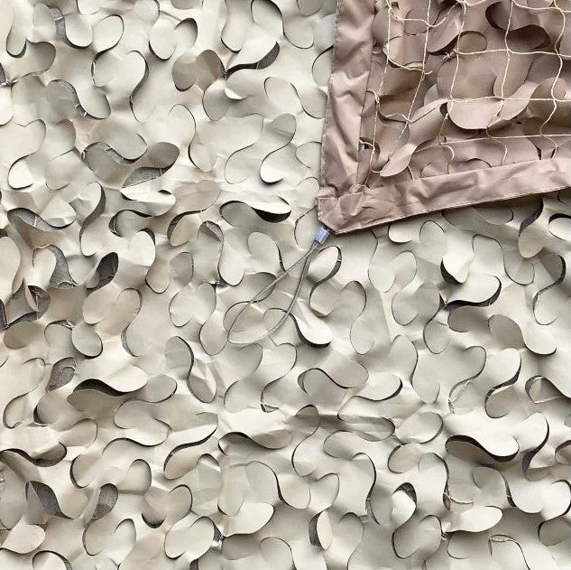 Filet de camouflage CamoJardin® S-Cut Steel – Désert Sable, motif résilles beige clair avec masque de camouflage propre et motifs en forme abstraite.