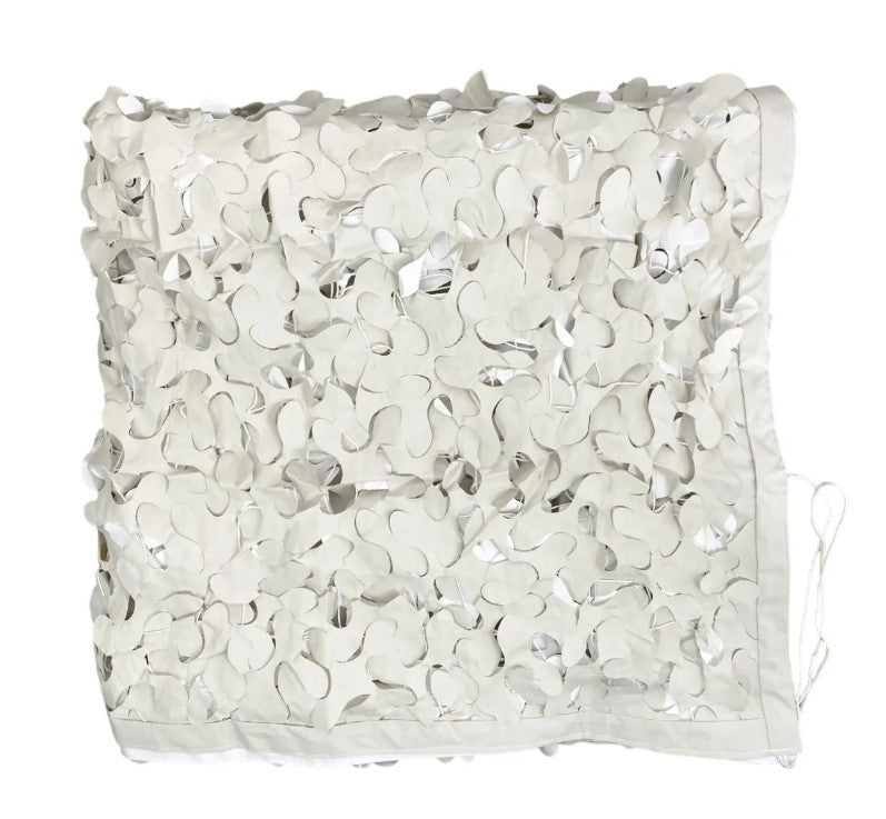 Filet de camouflage CamoJardin® S-Cut – Snow Blanc, filet décoratif blanc clair avec motifs en forme de pétales.