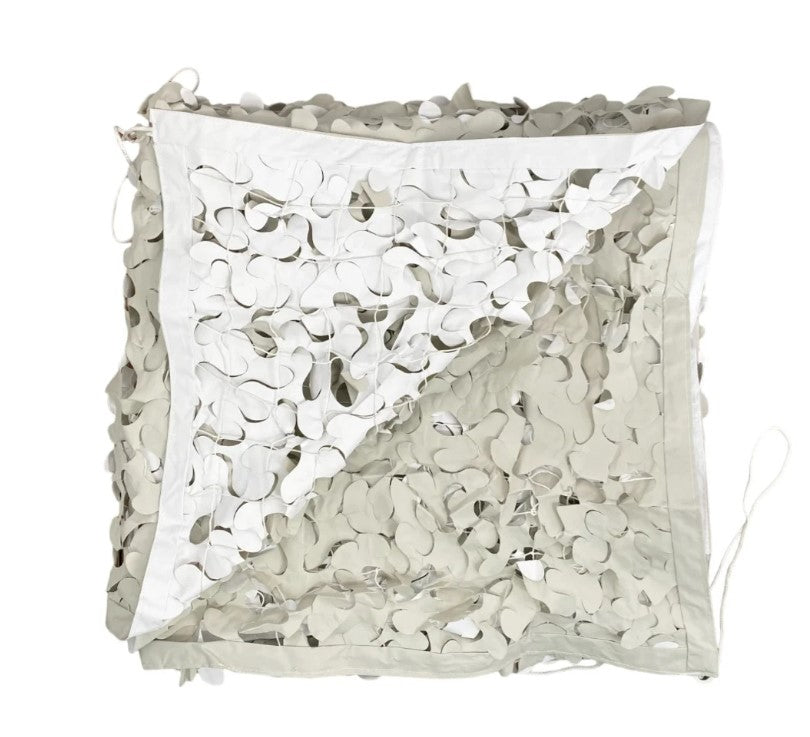Filet de camouflage CamoJardin® S-Cut – Snow Blanc: filet  camouflage en motif feuilles blanches et gris clair, semi-transparent, forme carré avec cordons de serrage.