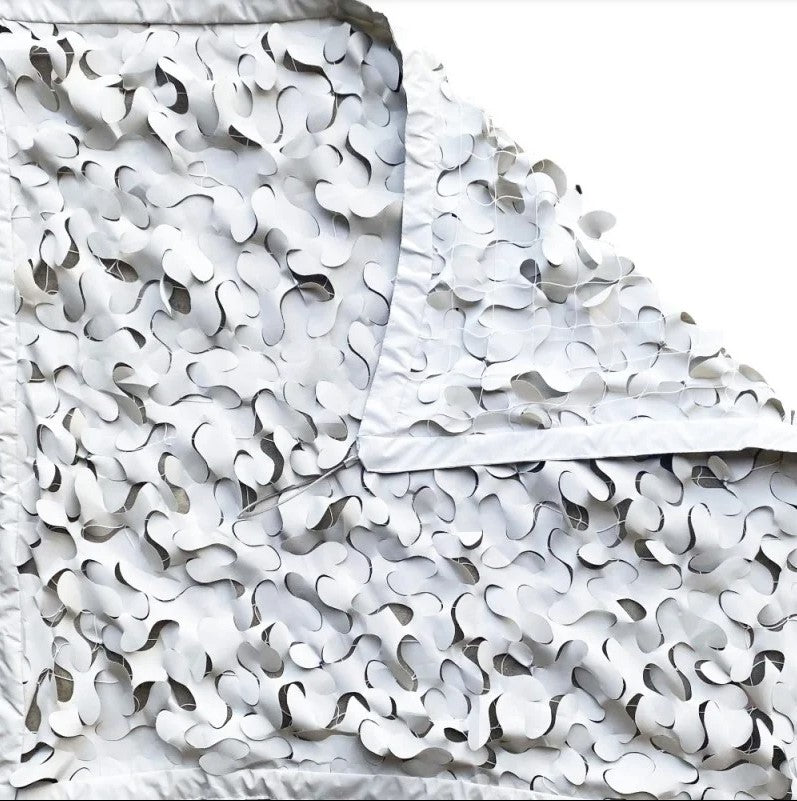 Filet de camouflage CamoJardin® S-Cut Steel – Snow Blanc: motif en plaques blanches en relief couvrant le tissu, aspect gris clair et découpes S-Cut.