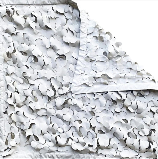 Filet de camouflage CamoJardin® S-Cut Steel – Snow Blanc: motif en plaques blanches en relief couvrant le tissu, aspect gris clair et découpes S-Cut.