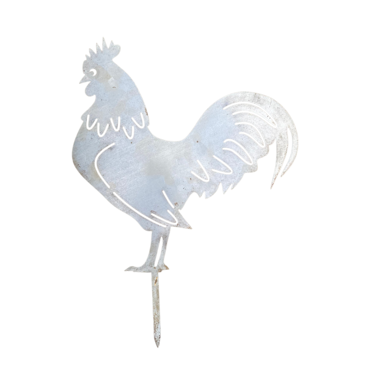 Silhouette de coq en métal blanche, ornant un poteau, détail décoratif rustique pour jardin ou décoration.