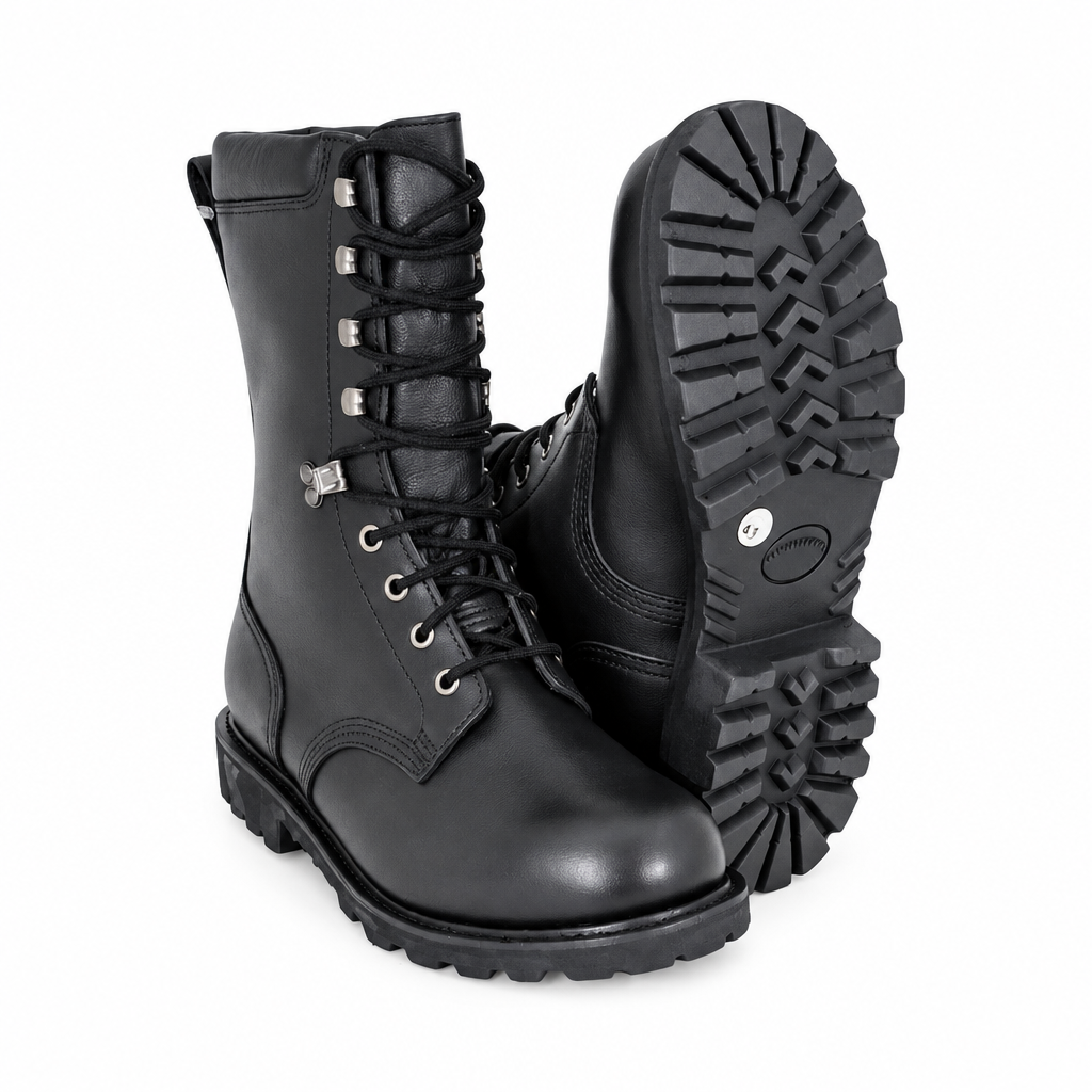 Paire de chaussures montantes en cuir noir avec semelle crantée