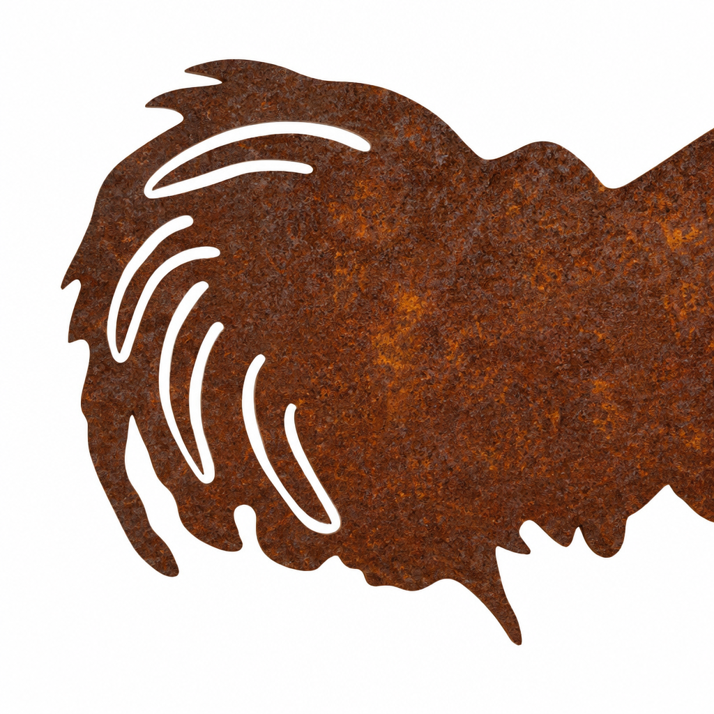 Détail de la queue d'une silhouette de coq en acier brut rouillé, décoration de jardin Les Artisans du Jardin