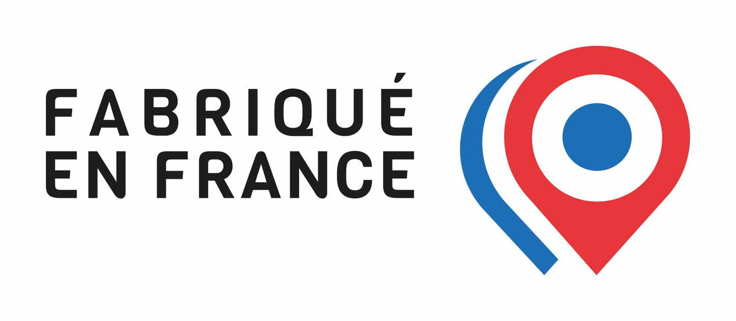 Logo "Fabriqué en France" avec marqueur de localisation stylisé et cœur bleu. Alt: Silhouette tête de cheval, image associée au logo Fabriqué en France.