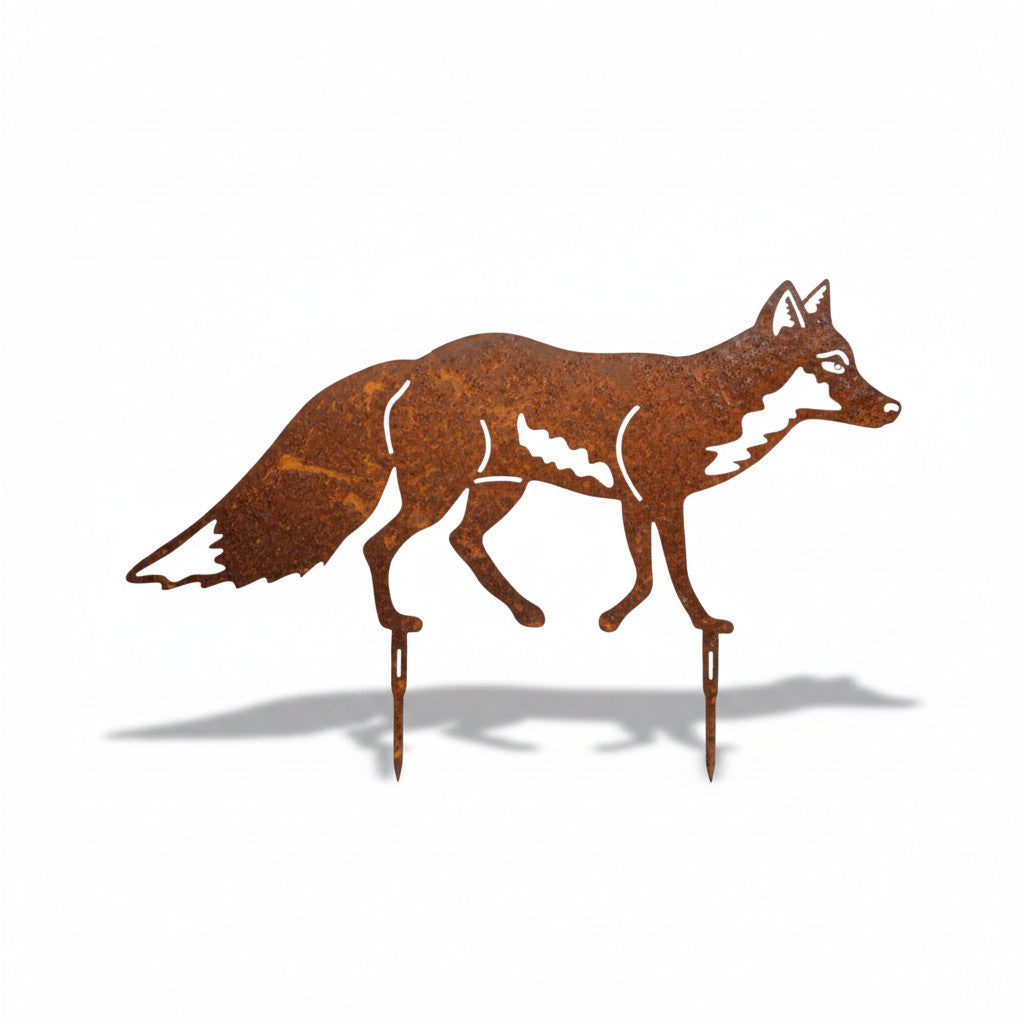 Silhouette renard à l’affût en métal rouillé, surélevée par des piquets, avec ombre au sol.