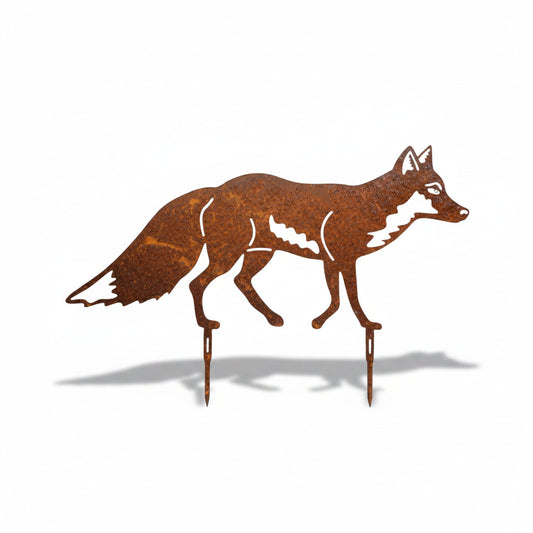 Silhouette renard à l’affût en métal rouillé, surélevée par des piquets, avec ombre au sol.
