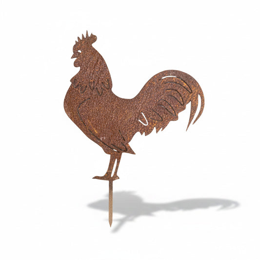 Silhouette de coq en métal rustique, décor d’extérieur avec support piquet et ombre portée.
