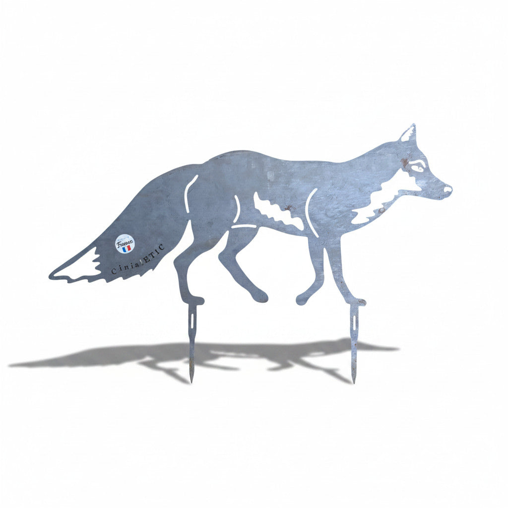 Silhouette renard à l'affût, œuvre en métal bleu avec piquets au sol et ombre portée sur fond blanc.
