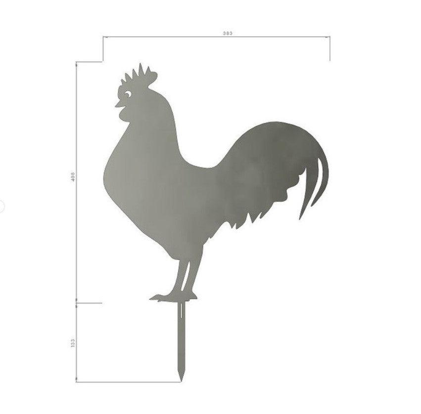 Silhouette de coq en métal, décor argenté, avec piquet pointu en dessous pour fixation au sol ou au mur. Dimensions indiquées.